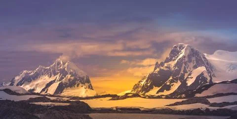 Panoramic view. Antarctic mountain crests. Stock-Fotos