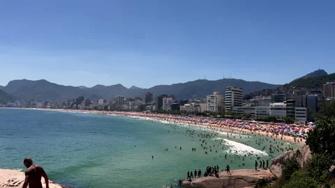 Panoramic View of Arpoador Beach with Summer Crowds and Coastal Skyline Rio de 스톡 동영상 327541738