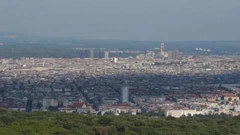 Panoramic view of Austria capital with natural landscape. 库存影片 330718077