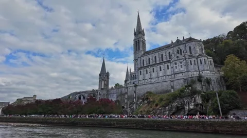 Panoramic view of the Basilicas in the Sanctuary of Lourdes, France. Vídeo Stock 321309689