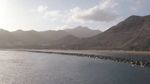 Panoramic View of beach with a nice day, background mountains and relaxing sea. Vídeos de archivo 128926523