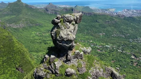 Panoramic view of the beautiful Pieter Both Mountain in Mauritius Vidéo 309955568
