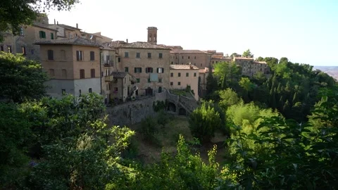 Panoramic view of the beautiful tuscan town of Volterra during summertime. 스톡 동영상 249273181