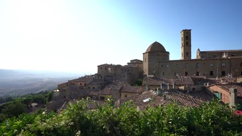 Panoramic view of the beautiful tuscan town of Volterra during summertime. Stock Footage 249273215
