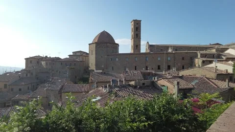 Panoramic view of the beautiful tuscan town of Volterra during summertime. 스톡 동영상 249273443