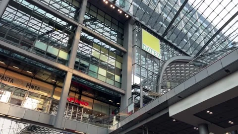 Panoramic View of Berlin Hauptbahnhofs Multiple Levels and Shops Vídeo Stock 341522369