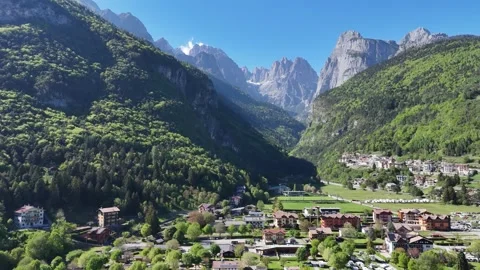 Panoramic View of Brenta Dolomites and Sunny Alpine Village Resort Vídeo Stock 337285247