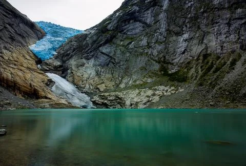 Panoramic view of the Briksdalsbreen glacier with Briksdalsvatn meltwater l.. Foto stock