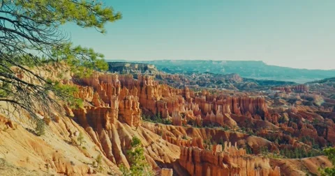 Panoramic View of Bryce Canyon's Vibrant Hoodoos 스톡 동영상 323801371