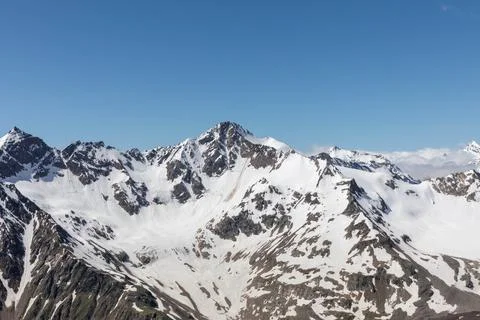 Panoramic view from cable car lifts of Mount Elbrus snowy peaks and ridges Foto stock