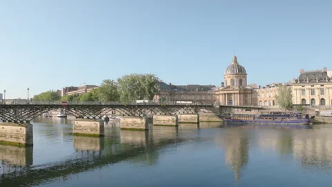 Panoramic view of the calm Seine River and Pont des Arts footbridge Vídeo Stock 335131240