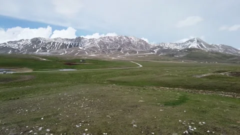 Panoramic view of Campo Imperatore and the Gran Sasso massif. Abruzzo, Italy. Vidéo 159999771