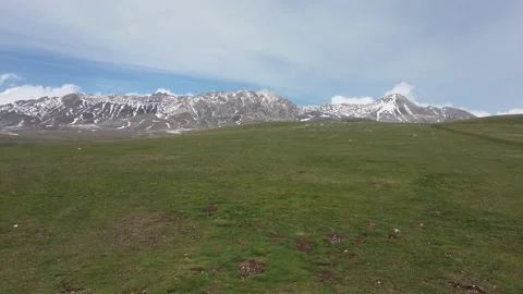 Panoramic view of Campo Imperatore and the Gran Sasso massif. Abruzzo, Italy. 스톡 동영상 159999878