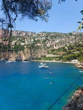 Panoramic View of Cap d'Ail Cove and Cliffs with Boats Fotos de archivo