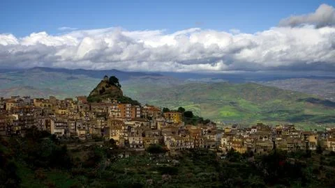 Panoramic view of Centuripe with ridge of clouds in background Foto stock
