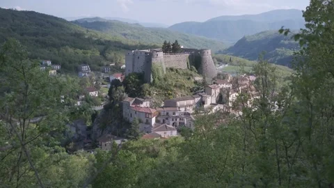Panoramic View of Cerro al Volturno Village and Medieval Pandone Castle, Italy Vídeos de archivo 333130877