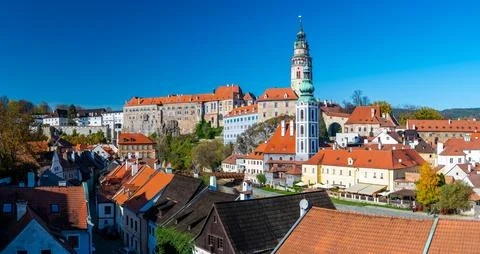 Panoramic view of Cesky Krumlov, featuring the historic castle tower and th.. Stock-Fotos