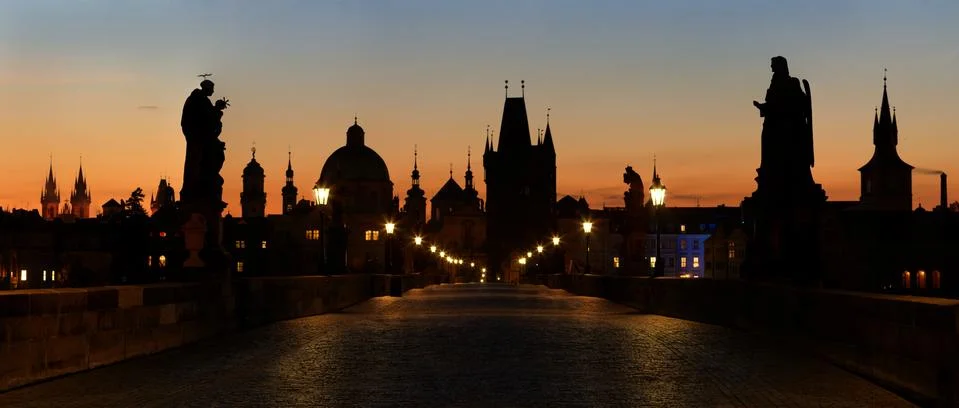 Panoramic view of Charles Bridge before dawn Stock-Fotos