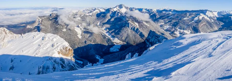 Panoramic view of the Chartreuse mountains covered in snow with the Mont Blan Stockfoto's