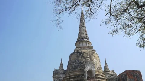 Panoramic view to a Chedi of Wat Phra Si Sanphet in the Ayutthaya Historical 스톡 동영상 73047152