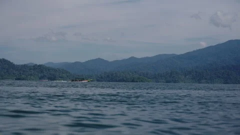 Panoramic View of Cheow Lan Lake with Traditional Thai Longtail Boat Cruising in 库存影片 334643625