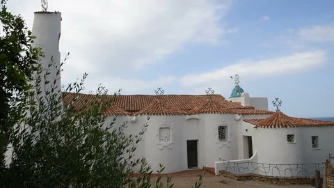 A panoramic view of a church in the Mediterranean with some birds flight. 库存影片 109229727