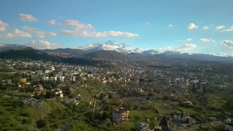 Panoramic View of City and Mountain Vídeos de archivo 333235879