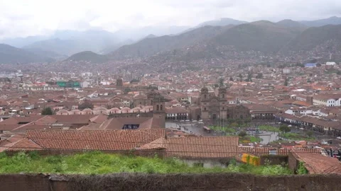 Panoramic view of the city of Cusco, Peru from San Cristobal Viewpoint Stockbeeldmateriaal 330789394