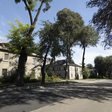 Panoramic view of a classic two-story yellow brick residential building on a  Stock-Fotos