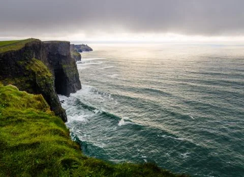 Panoramic view of the Cliff of Moher in a cloudy wintery day, Ireland Foto stock