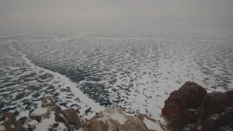 A panoramic view from the cliff to patterns on the ice of the frozen Lake Baikal Vídeo Stock 153464916