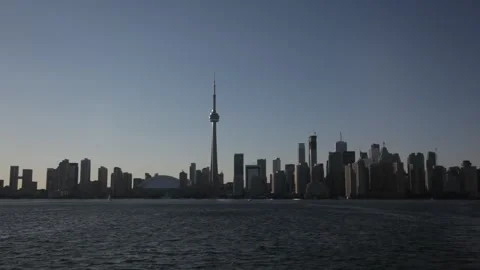 Panoramic view of CN Tower and city skyline across water during daytime Vidéo 341033192