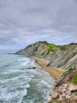 Panoramic View of Coastal Cliffs and Sandy Beach on Itzurun Beach Foto stock