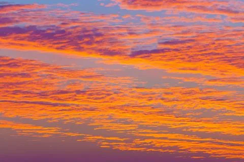 A panoramic view of colourful beatiful evening sky with pink, purple, peach a Foto stock