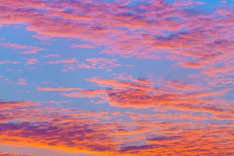 A panoramic view of colourful beatiful evening sky with pink, purple, peach a Foto stock