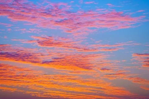 A panoramic view of colourful beatiful evening sky with pink, purple, peach Foto stock