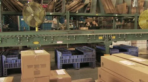 Panoramic view of A Conveyer Belt As Workers Pack Mercandise 2 動画素材 18943655