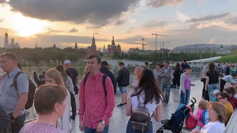 Panoramic view of croud of tourists on the bridge in Zaryadye park Vidéo 147666738