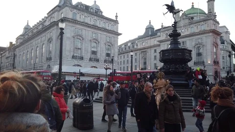 Panoramic view of the crowded Piccadilly Circus in London. 4K Video stock 126280096
