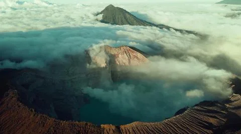 Panoramic view of the crown of a volcano with a white garment covering the br Stock-Fotos