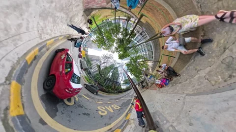 A panoramic view of a curved street bustling with activity 動画素材 317947093
