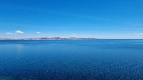 Panoramic view of the deep blue waters of Lake Titicaca. Fotos Stock