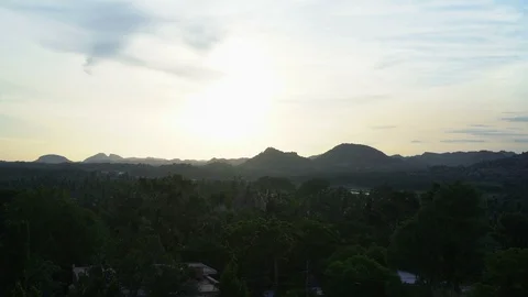 Panoramic view of distant mountains at dawn. Vídeo Stock 105285813