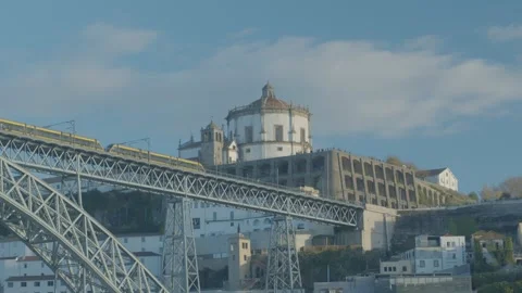 Panoramic view of the Dom Luis I bridge spanning across the Douro. Vidéo 327688593
