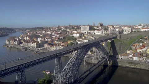 Panoramic view of the Douro River and the iron bridge from above. Vidéo 327624445