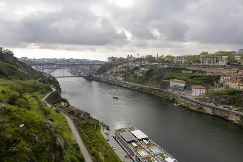 Panoramic view of Douro river and D. Luis I Bridge in Portugal. Foto stock