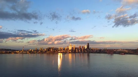 Panoramic view of the downtown Seattle skyline with golden light reflecting.. Video stock 333602623
