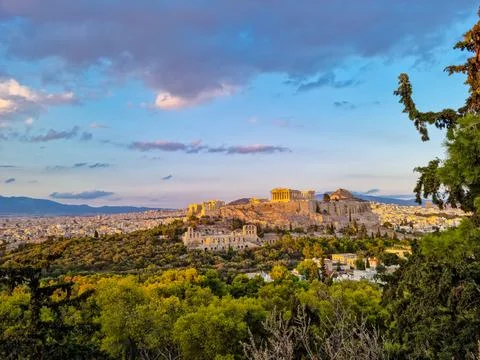 Panoramic view during sunset of the Parthenon of the Acropolis seen from Fi.. Foto stock