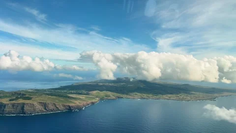 A panoramic view of Easter Island and the Pacific Ocean from an airplane, N.. Vidéo 333951274