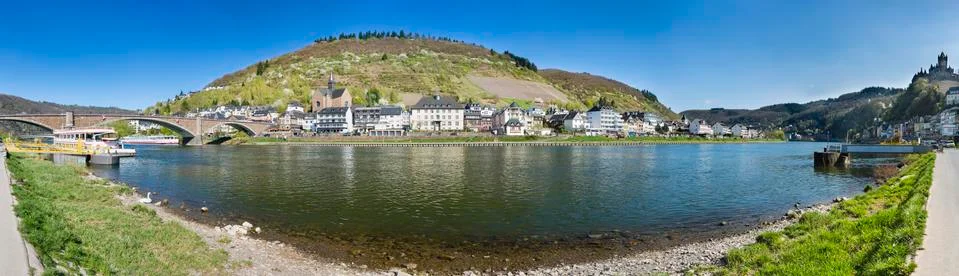 Panoramic view of the eastern shore of Cochem in the Eifel over Moselle River Fotos Stock